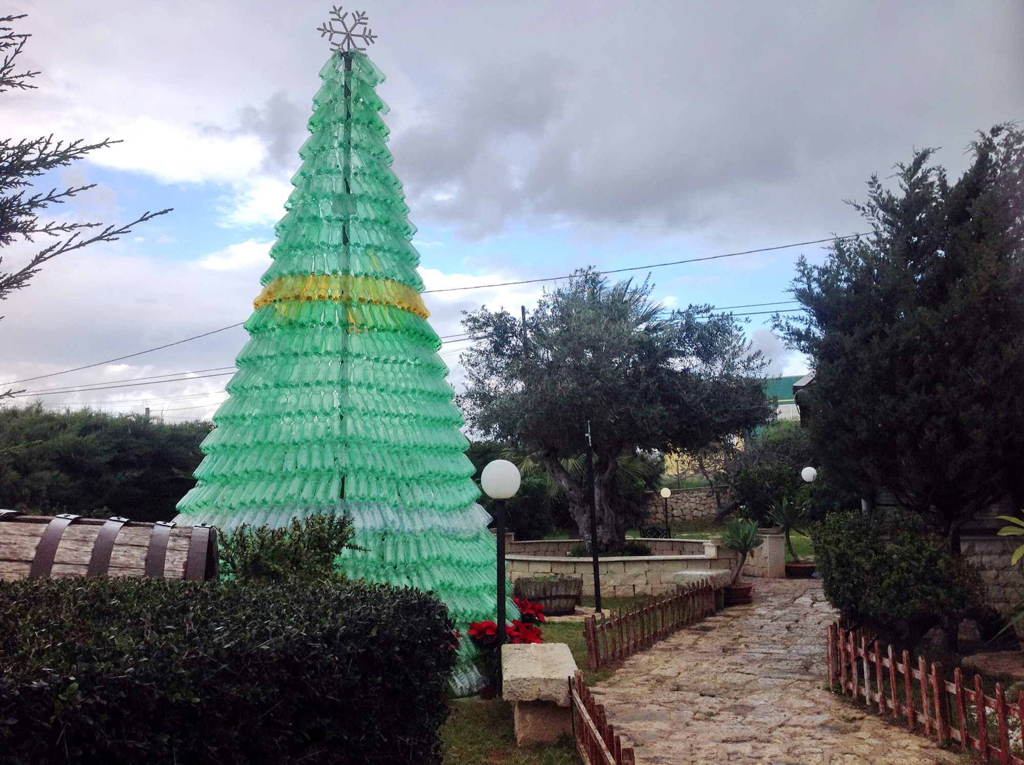Albero Di Natale 6 Metri.Un Albero Con Le Bottiglie Alto 6 Metri E Arrivato Il Natale Da Rosacambra Santa Croce Web