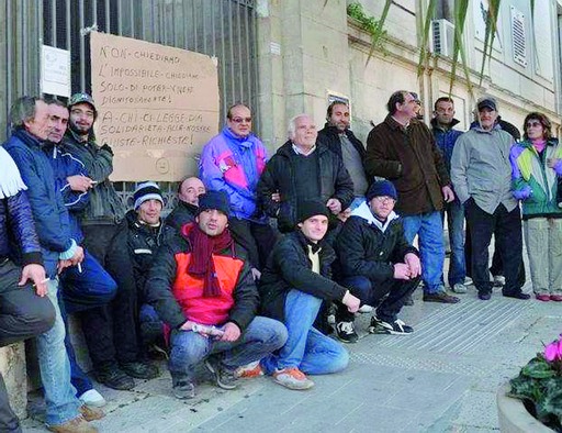  A Ragusa scoppia il caso ‘indigenti’: sostano dal 27 dicembre davanti alla sede del Comune