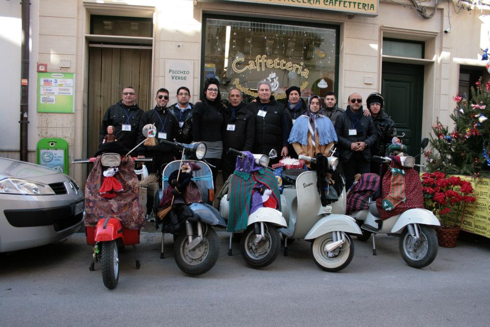  Il Vespa Club e il suo slalom a chi va più lento: “Così incentiviamo il rispetto del codice della strada”