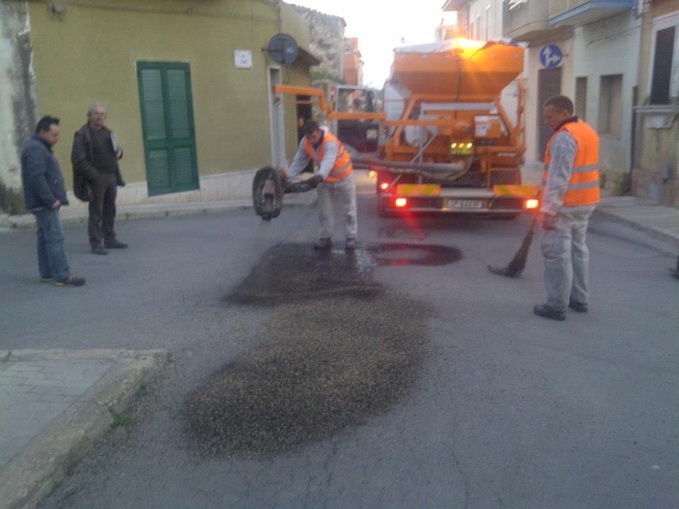  L’Amministrazione comincia i lavori di rifacimento delle strade: “Prima sistemiamo le buche più pericolose”