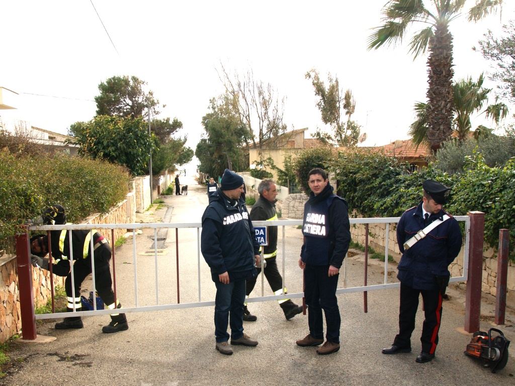  Controllo a tappeto dei carabinieri sul litorale ibleo: rimossi cancelli che impediscono accesso al mare