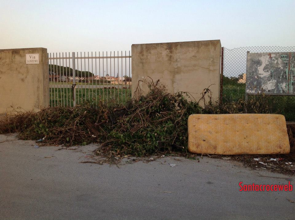  Casuzze invasa da arbusti e rifiuti ingombranti: Il Comune sanzioni i trasgressori  Foto 
