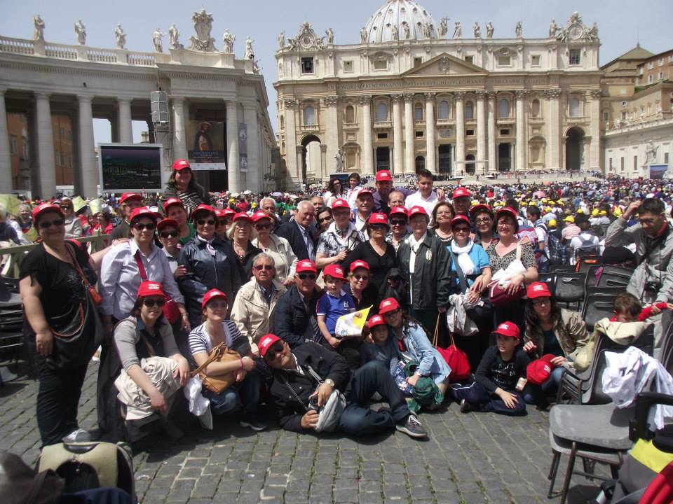  Santa Croce incontra il Papa: 44 fedeli ricevono la benedizione di Bergoglio in Vaticano