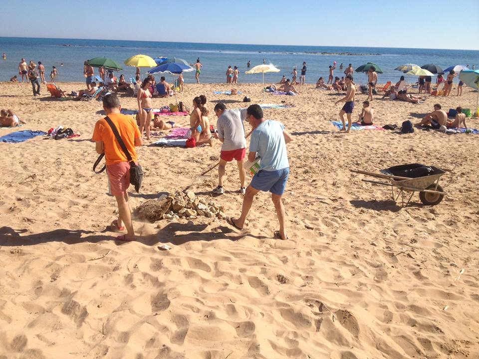  I volontari ripuliscono la spiaggia, l’assessore frena: “Con quelle pietre ci hanno creato problemi”