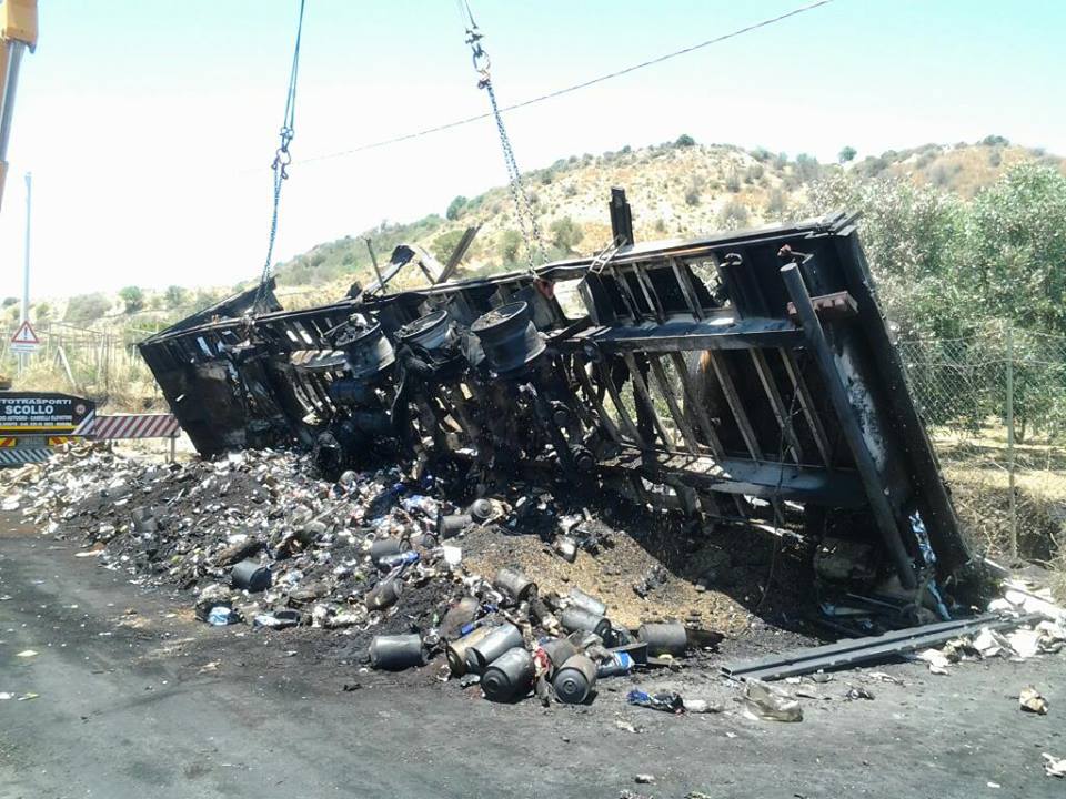  Un camion di “Passalacqua Spedizioni” va in fiamme: illeso l’autista, ma danni per 150mila euro