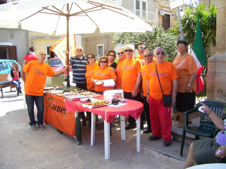  L’associazione Auser colora la piazza di arancione: dolci e buoni propositi per presentarsi alla città