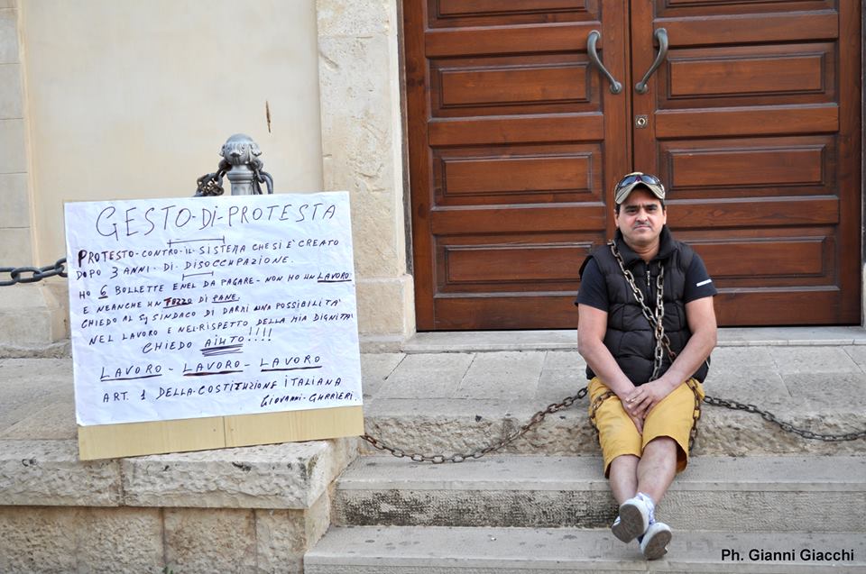  Clamoroso, un uomo si incatena davanti al Comune: “Non ho un lavoro e non posso mangiare”