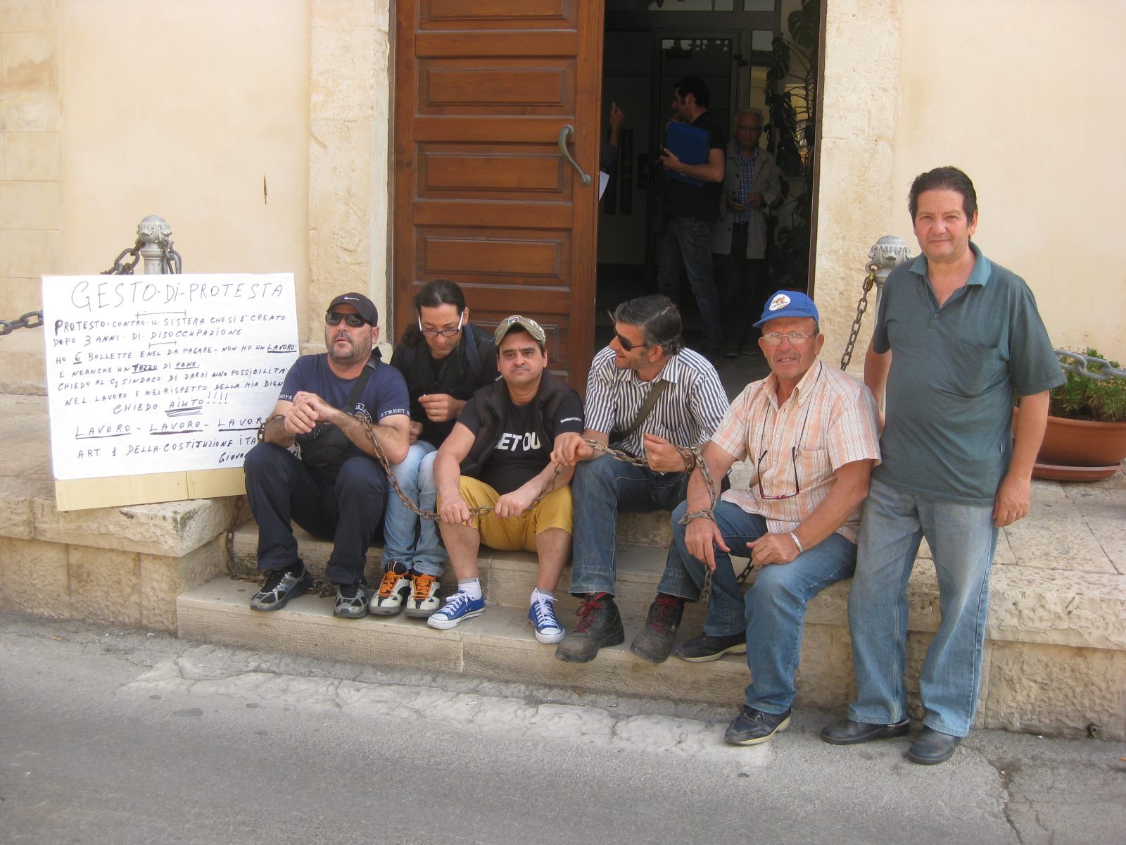  Disperati e senza lavoro, i motivi di chi ha protestato: “Stop incarichi esterni, ci basta un lavoretto”