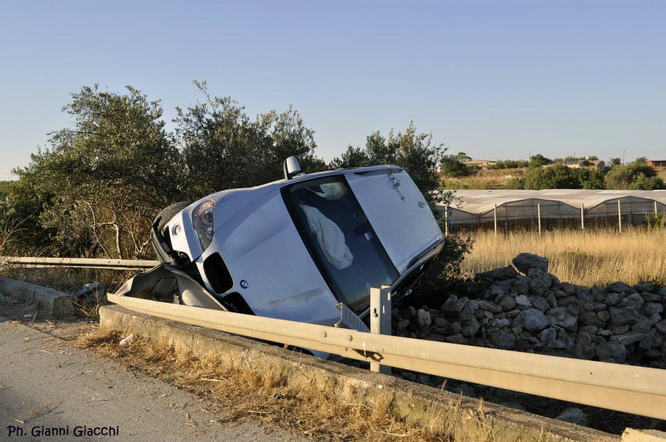  Spettacolare incidente sulla Marina-P.Secca: BMW si ribalta, 2 giovani comisani illesi foto