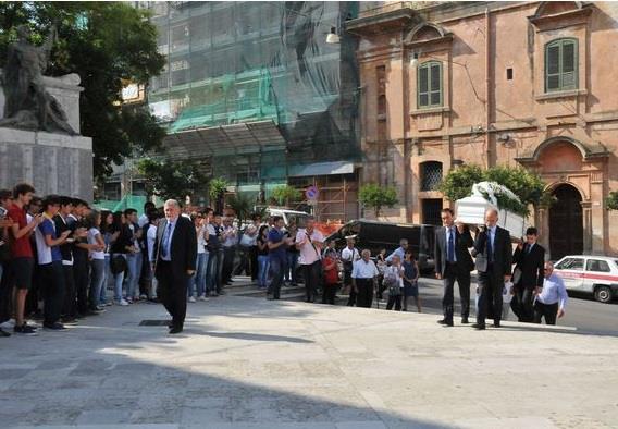  Celebrati a Ragusa i funerali di Antonio Basile. La mamma: “Ho imparato io da te in questi 15 anni”