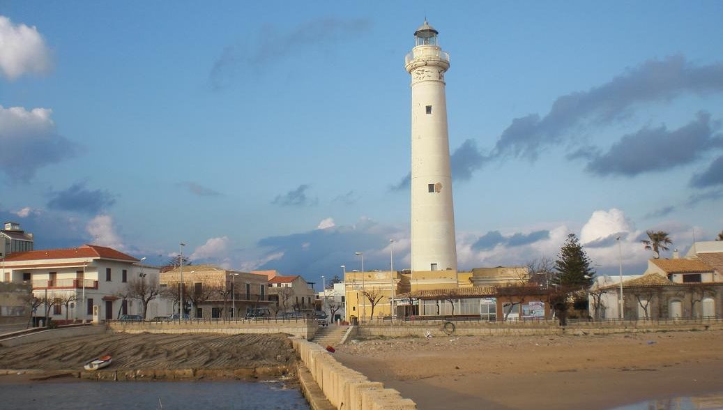  Vandali in azione a Punta Secca: bagni distrutti, il sindaco non ci sta