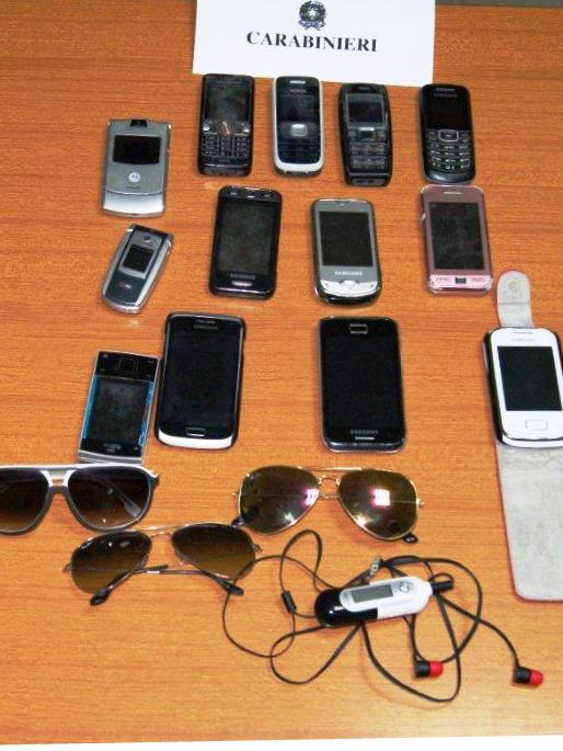  Ritrovata in spiaggia una borsa piena di telefoni cellulari: chi l’ha smarrito chiami i Carabinieri