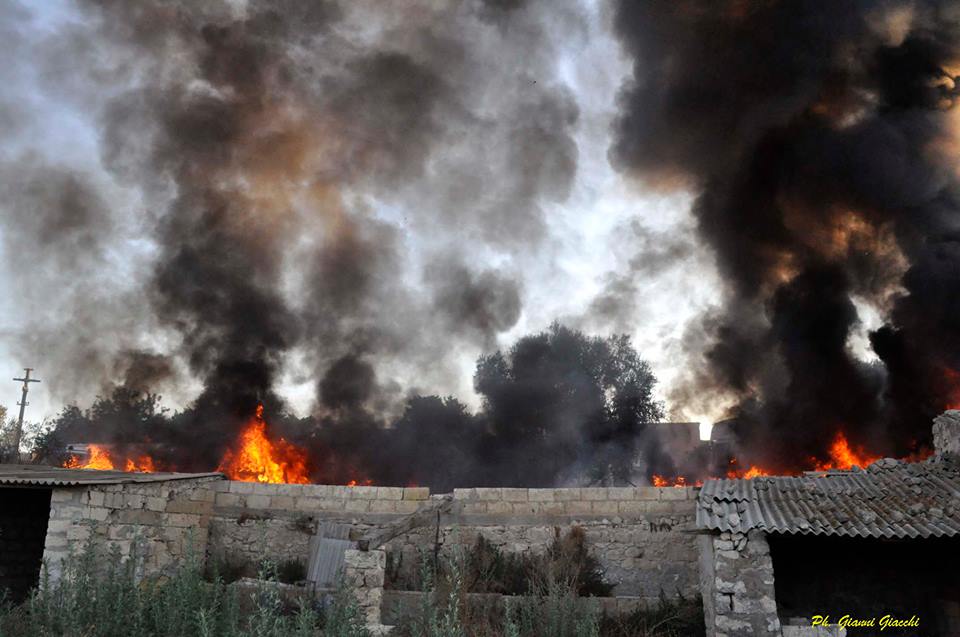  Incendio presso Largo Fontana: distrutti copertoni e vecchi automezzi, nessun danno a persone