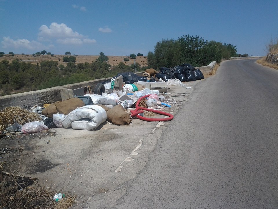  Cartoline da contrada Grassullo: fra Ragusa e Santa Croce una discarica a cielo aperto FOTO