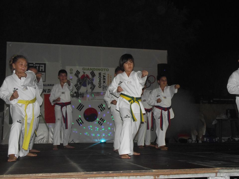  Punta Secca, la notte delle arti marziali: la Gs Taekwondo delizia il pubblico di piazza Faro