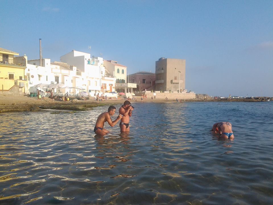  Punta Secca, dove l’amore trionfa: scatti fino al tramonto davanti alla casa di Montalbano