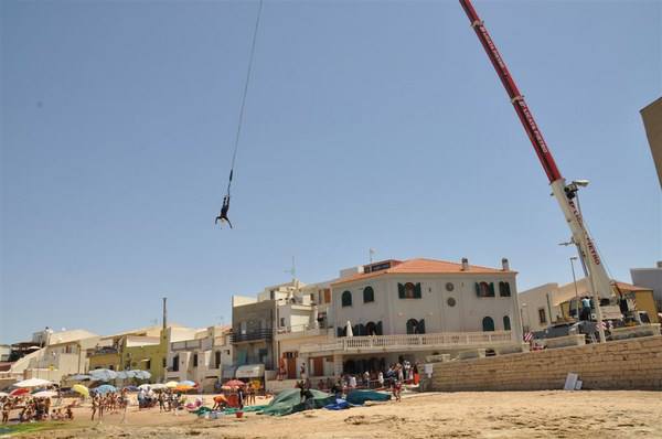  Bunjee jumping sotto le stelle a piazza Faro: Punta Secca scopre l’adrenalina sabato 17 agosto