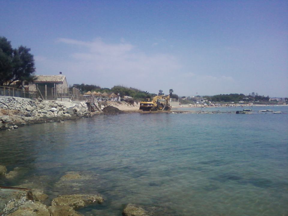  Ripulita dalle alghe la spiaggia di Caucana-Anticaglie, avviati gli interventi nella fascia costiera