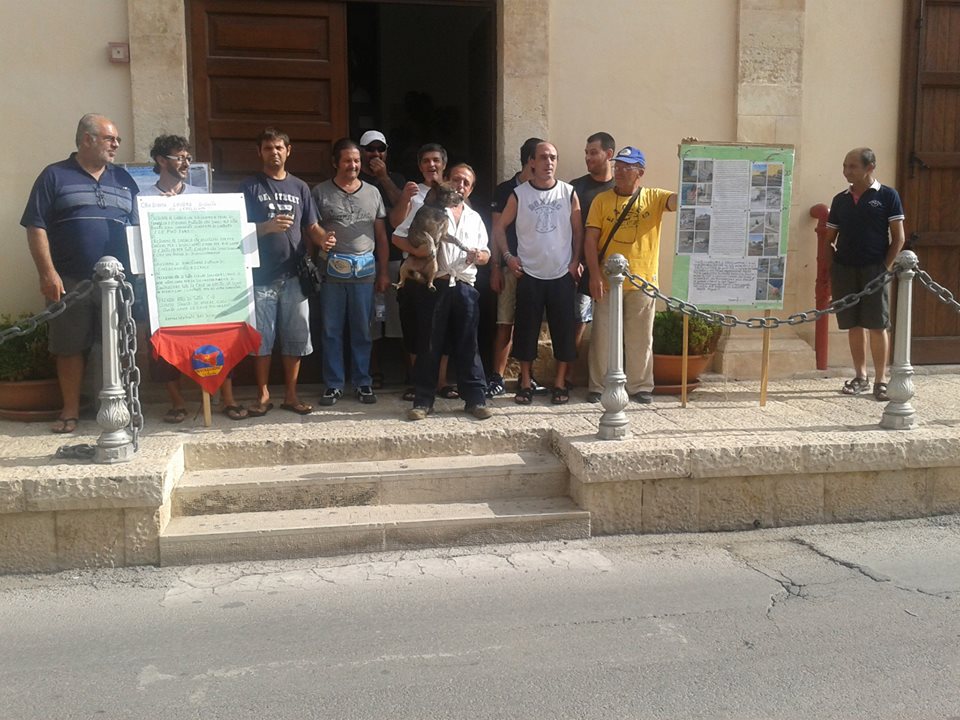  Sit-in di protesta dei disoccupati davanti al comune: chiedono un impiego, la Iurato li accoglie