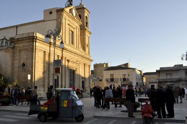  Paura in un bar di piazza V.Emanuele: un tunisino ubriaco aggredisce la titolare e morde un uomo