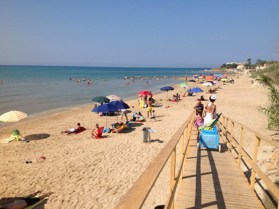  Come ogni anno, stessa spiaggia e stesso mare: ma non sono più quelli di prima di Carmelo Mandarà