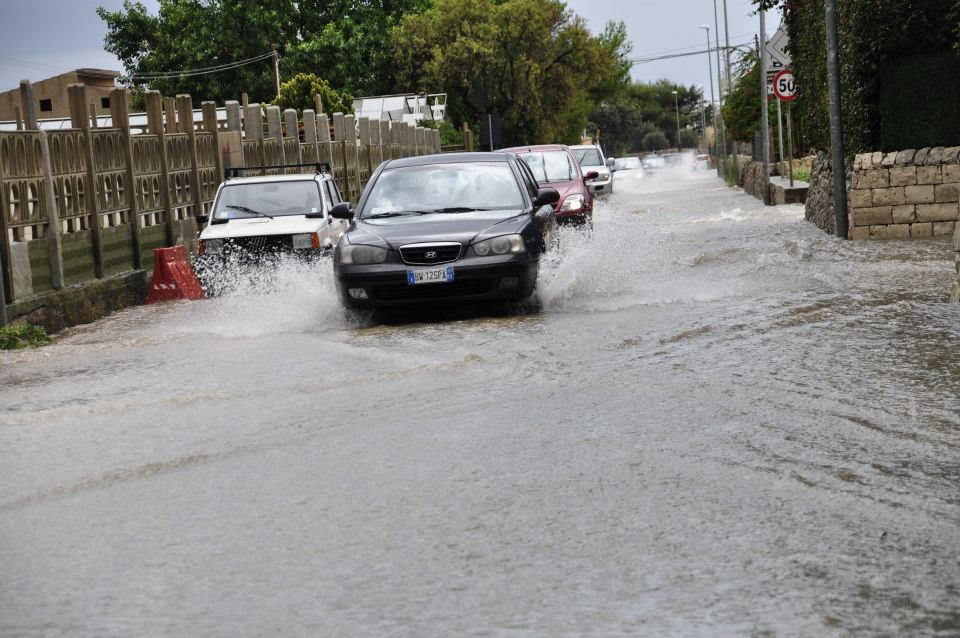  Casuzze, corso Oceano Atlantico allagato dalle piogge: le auto in panne trascinate fuori dai pantani