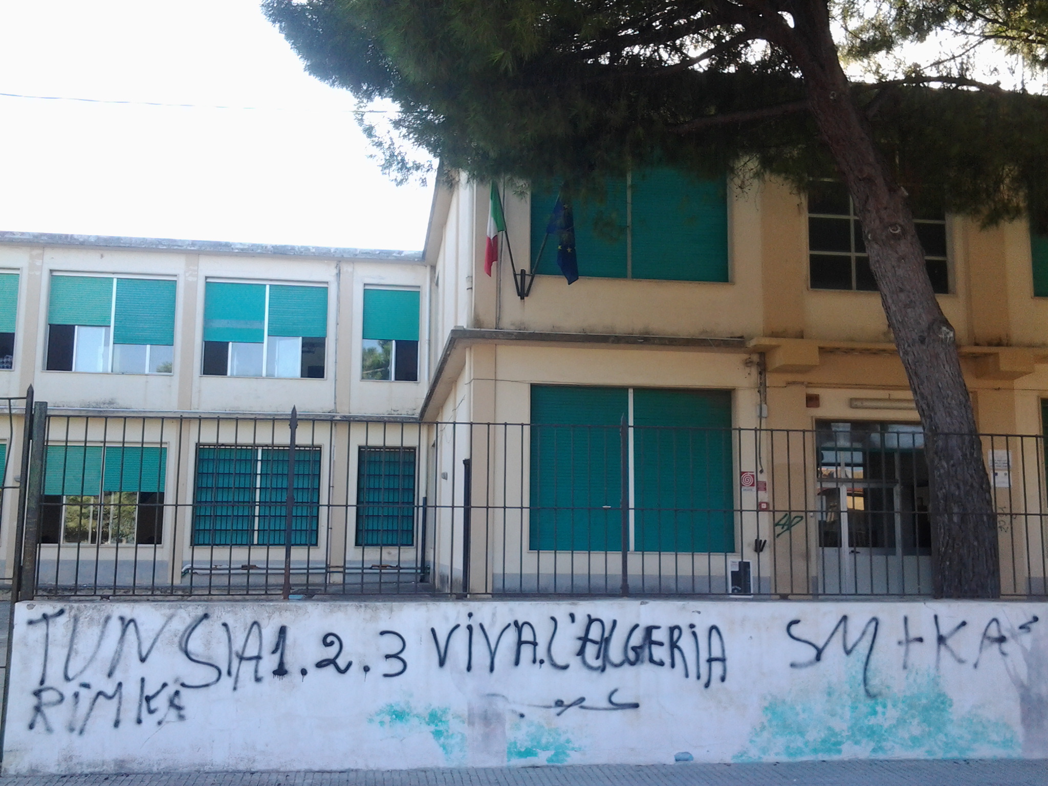  Imbrattati i muri di un edificio scolastico, Fare Ambiente attacca: “Servono controllo ed educazione”