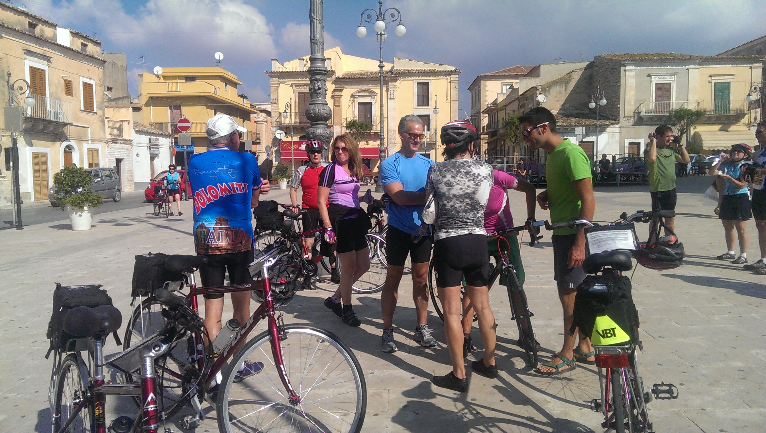  Dagli Usa e dal Canada per far visita a Santa Croce: 19 ciclisti fanno sosta in piazza Vittorio Emanuele