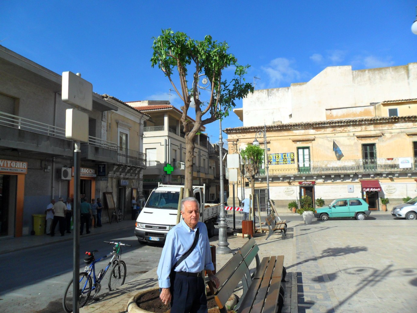  Piazza Vittorio Emanuele riprende vita: piantumati i nuovi alberi, soddisfatti sindaco e assessore