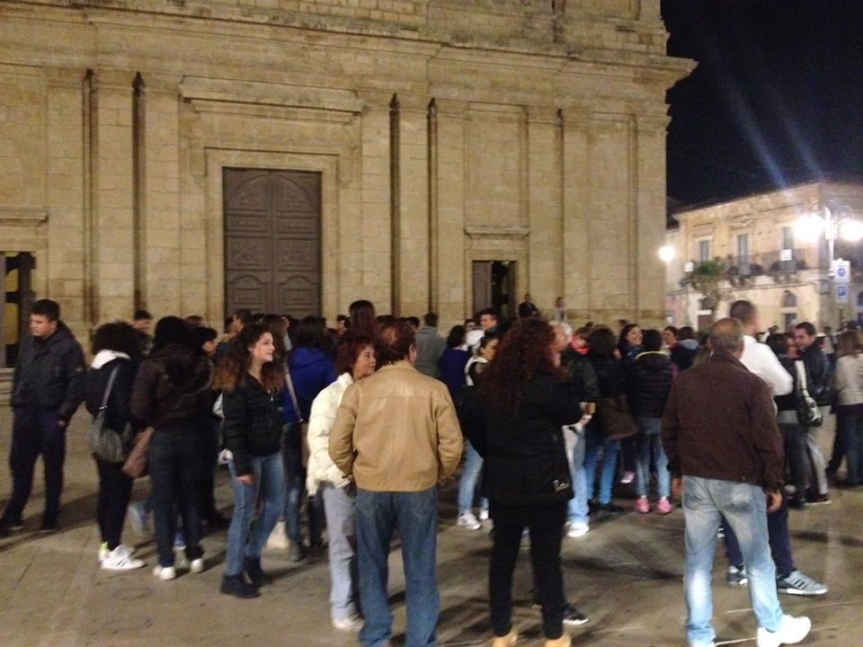  Le mamme di Santa Croce riempiono piazza Vittorio Emanuele: “Siamo qui per riprenderci il paese” VIDEO