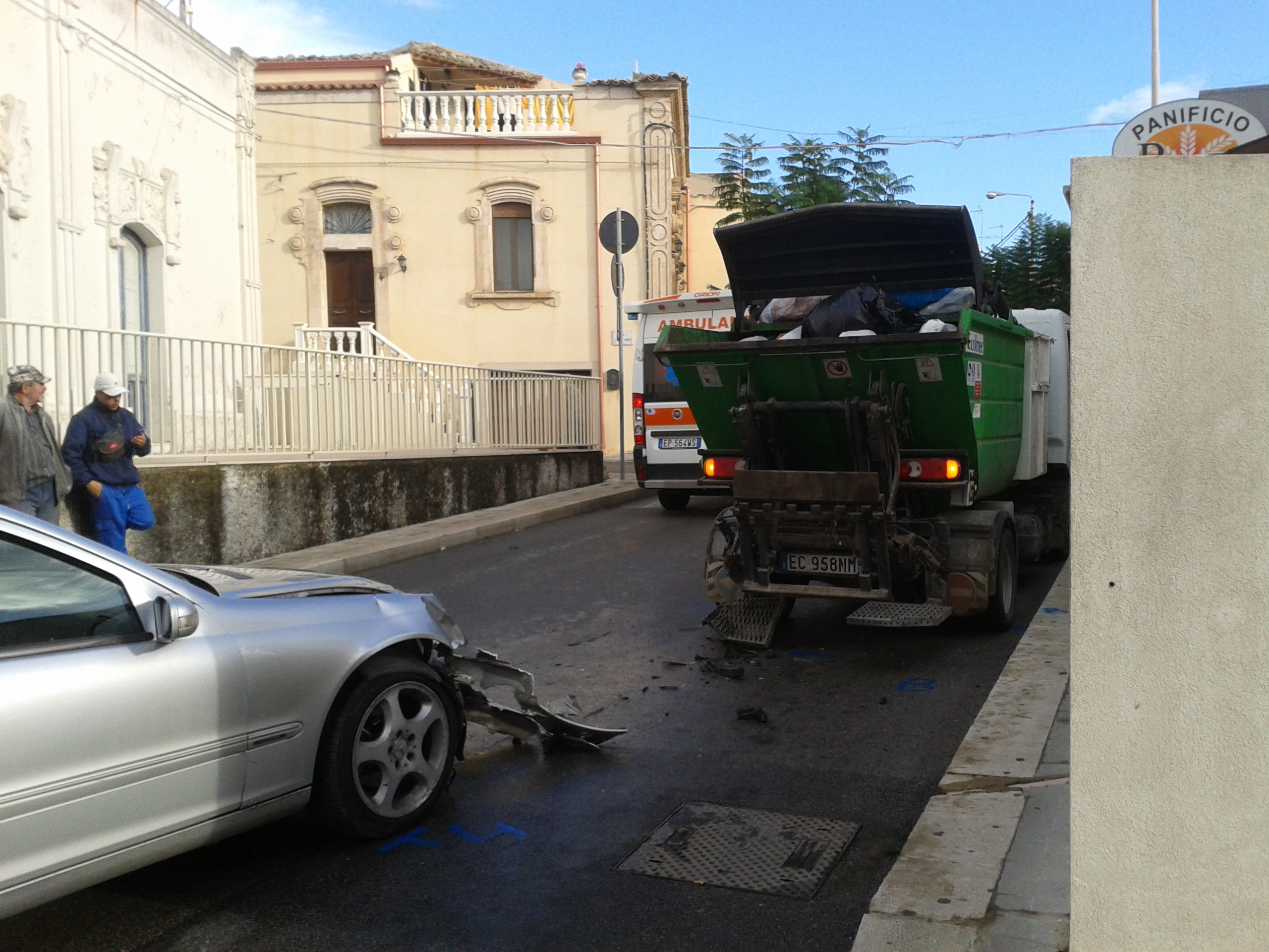  Incidente in via Roma: uomo perde controllo dell’auto e tampona camioncino della nettezza urbana