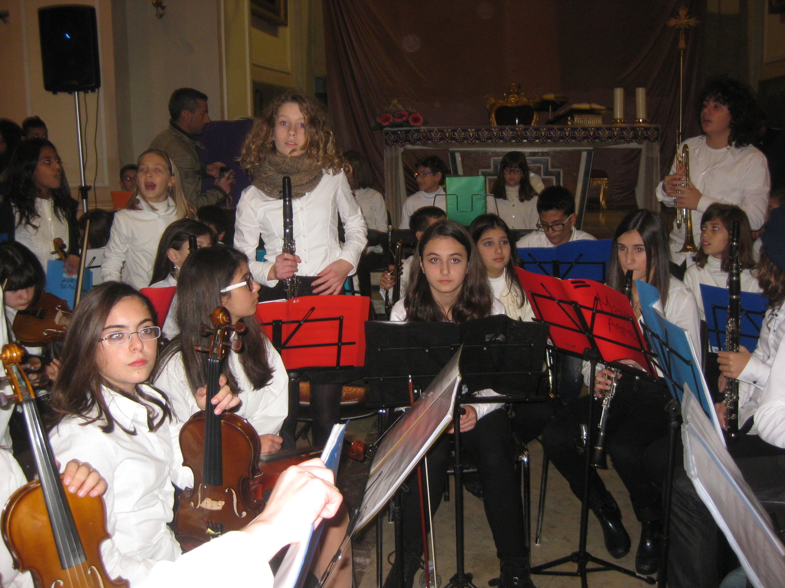  Concerto di Natale per i ragazzi della scuola Media: in chiesa Madre presente anche il sindaco Iurato