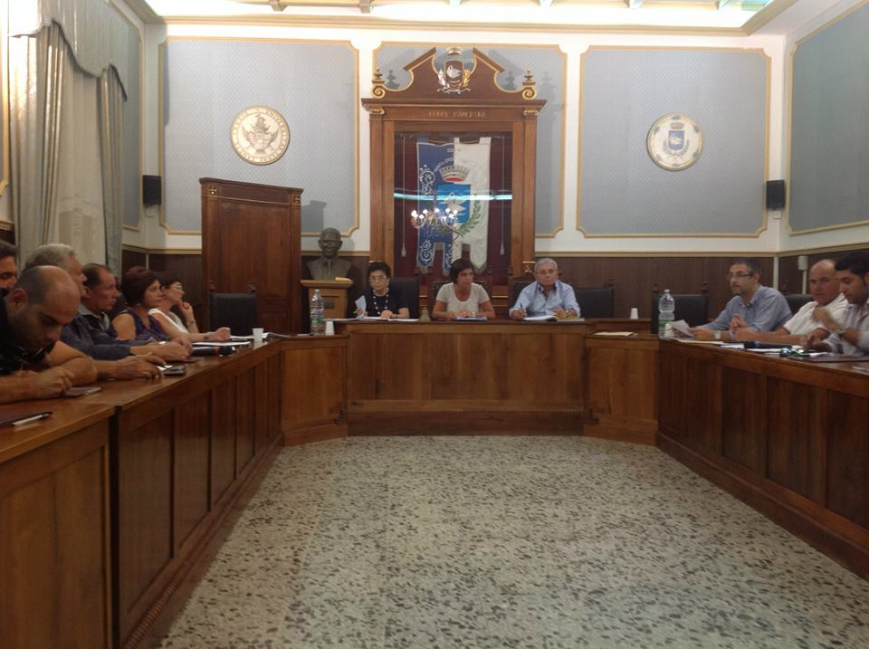  Il Consiglio approva la diminuzione della Tares: nuovo scontro con l’opposizione, Pluchino protesta
