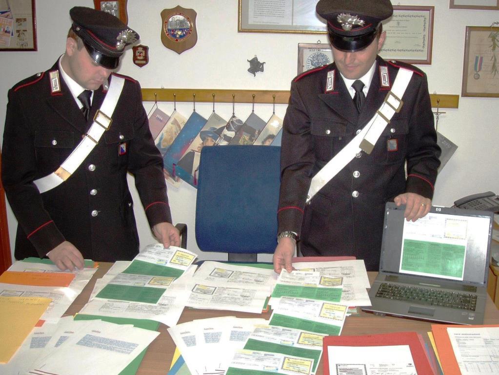  Produceva assicurazioni false e sottoprezzo: denunciato dai carabinieri uomo di 54 anni