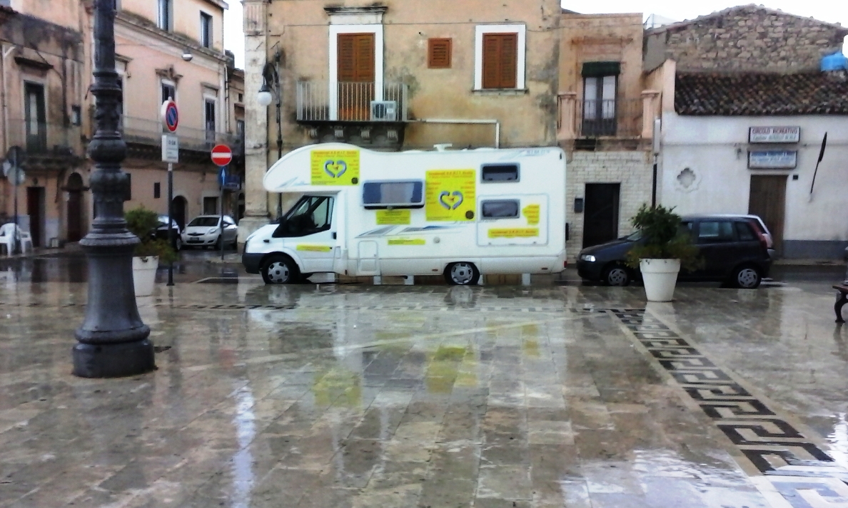  Il camper del “Progetto Sicilia” ospite a S.Croce: “Per uscire dal baratro serve appoggio di tutti”