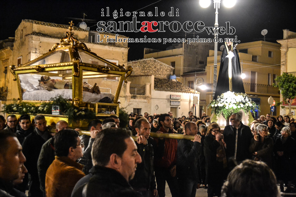  La processione del Cristo Morto lungo le vie di Santa Croce: rivivi il venerdì santo nella nostra gallery