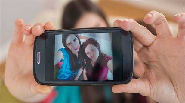  Chi di voi non conosce un selfie? Vi spieghiamo l’ultima moda: il banale autoscatto di S.Hassen