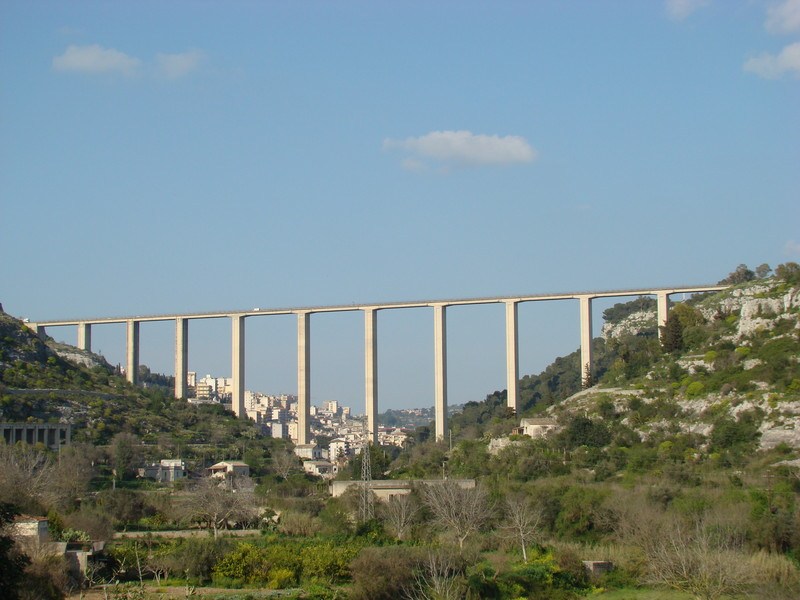  Modica – Giovane 22enne cerca di suicidarsi lanciandosi dal ponte Costanzo, salvato dai Carabinieri