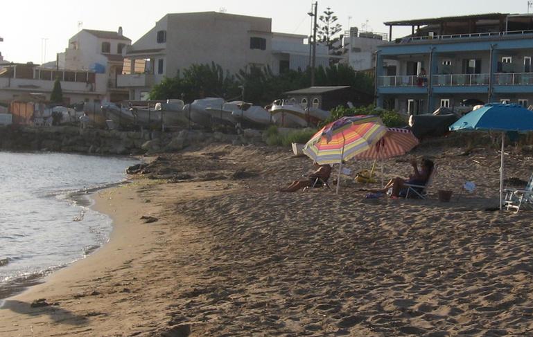  La spiaggia del molo di Caucana riprende vita: interventi di pulizia per cancellare la vecchia discarica