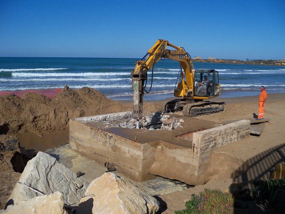  P.Braccetto, demolita la vasca in cemento sulla spiaggia: “Dopo l’estate la sposteremo altrove”