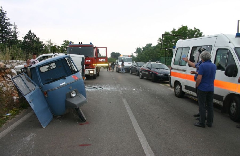  Si ribalta una motoape sulla Ispica mare: il mezzo va a fuoco, morto il conducente di 70 anni