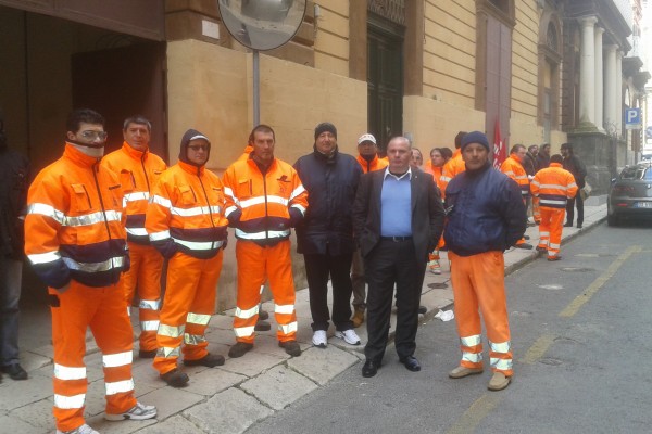  Operatori ecologici in stato di agitazione: mancano gli stipendi febbraio e marzo, sciopero pronto