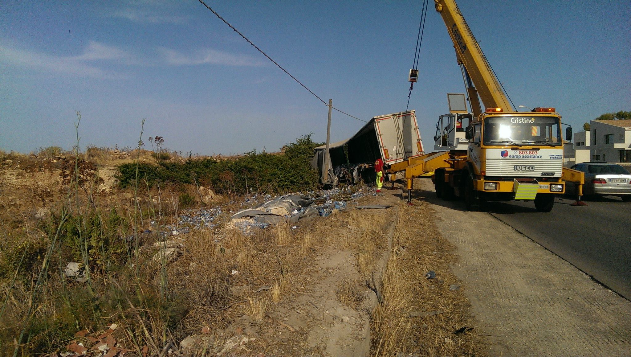  Schianto sulla Marina di Ragusa-Donnalucata: camion finisce fuori strada dopo l’impatto con un sasso