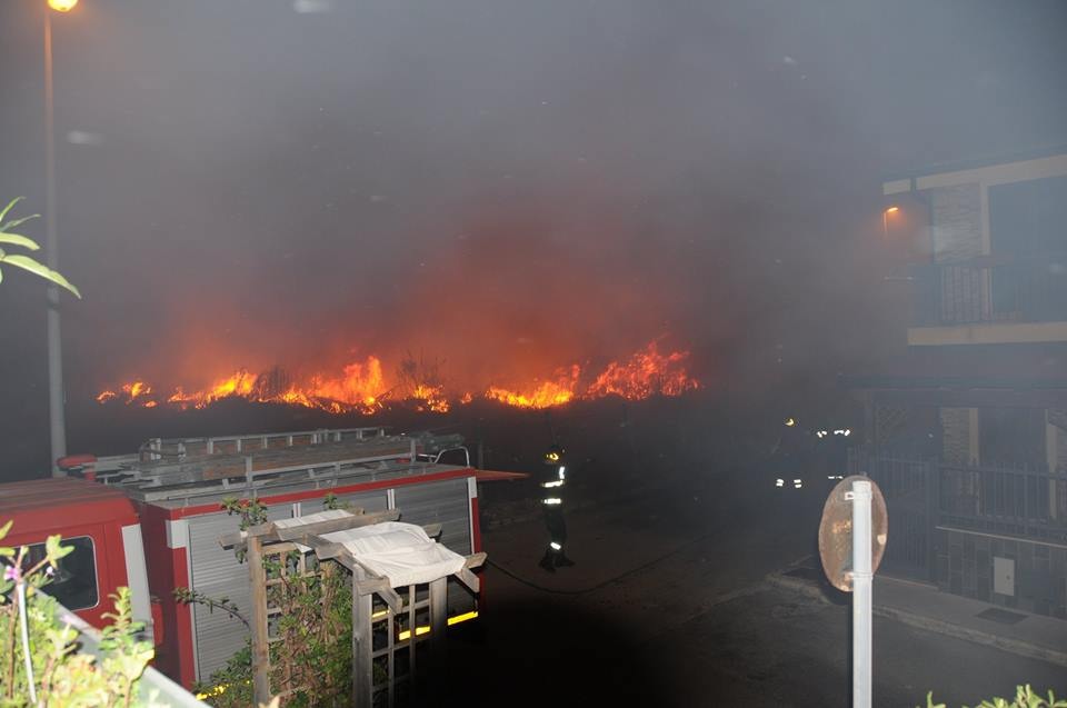  P.Secca, pauroso incendio al Rione della Musica: domato dei vigili del fuoco alle 4 del mattino LE FOTO