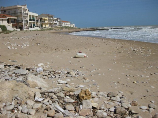  Pietre ed alghe sulla spiaggia di Casuzze, i villeggianti si lamentano. Allù: “Ecco docce e passerelle”