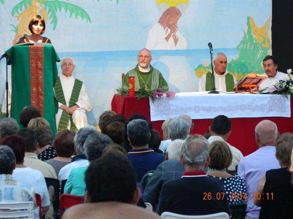  Punta Braccetto, il Vescovo Urso in campeggio per una messa speciale: funzione alla ‘Baia dei Coralli’