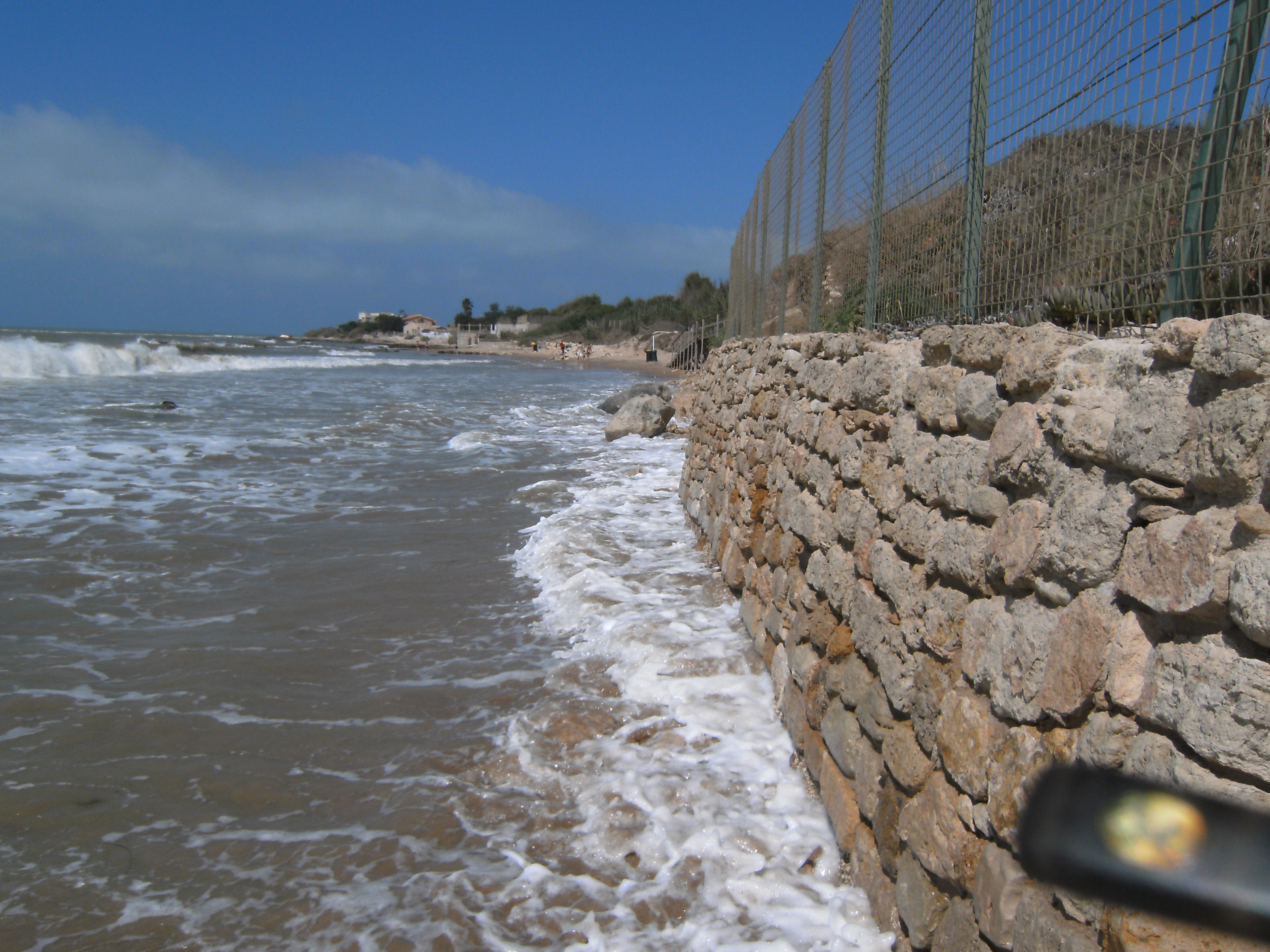  Caucana, a Sel non piace il piano di ripascimento della spiaggia: “Può far crollare le mura bizantine”