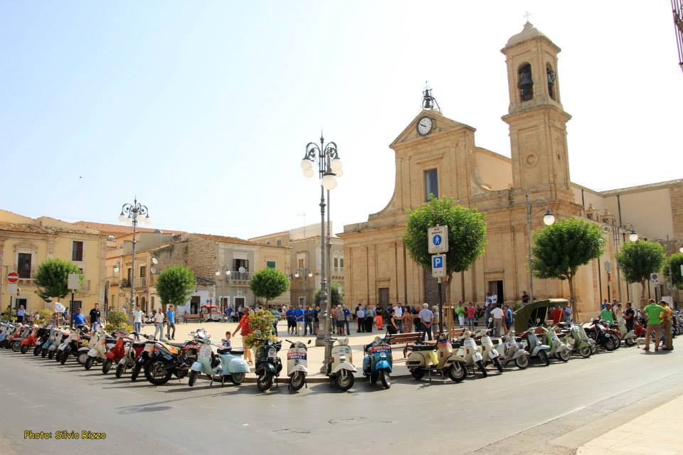  Il grande raduno di ‘Santa Croce in Moto’: 200 vespe da tutta la Sicilia, tappa a Donnafugata