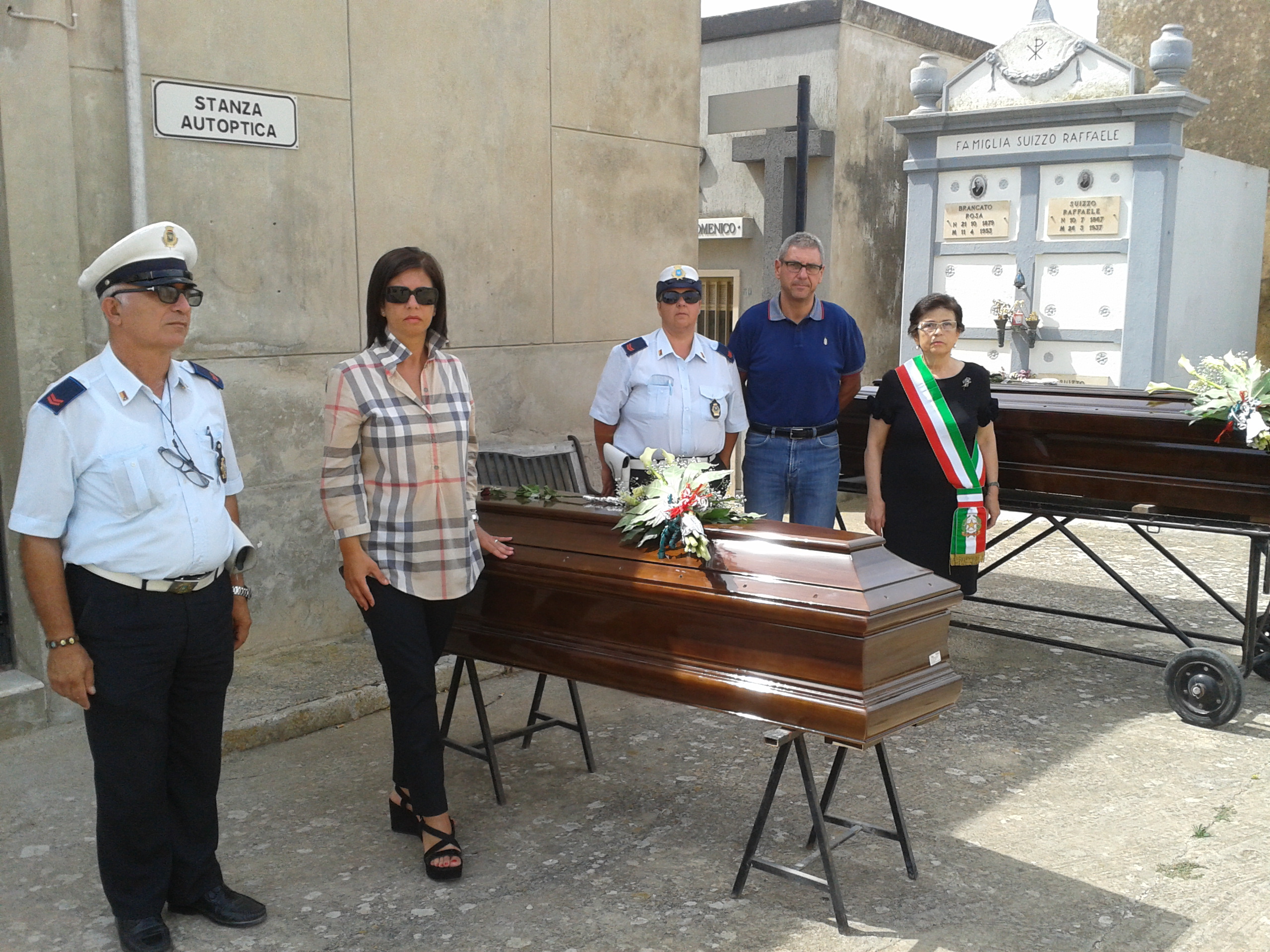  Accolte al cimitero le salme di due giovani senza identità: sono vittime di uno sbarco clandestino