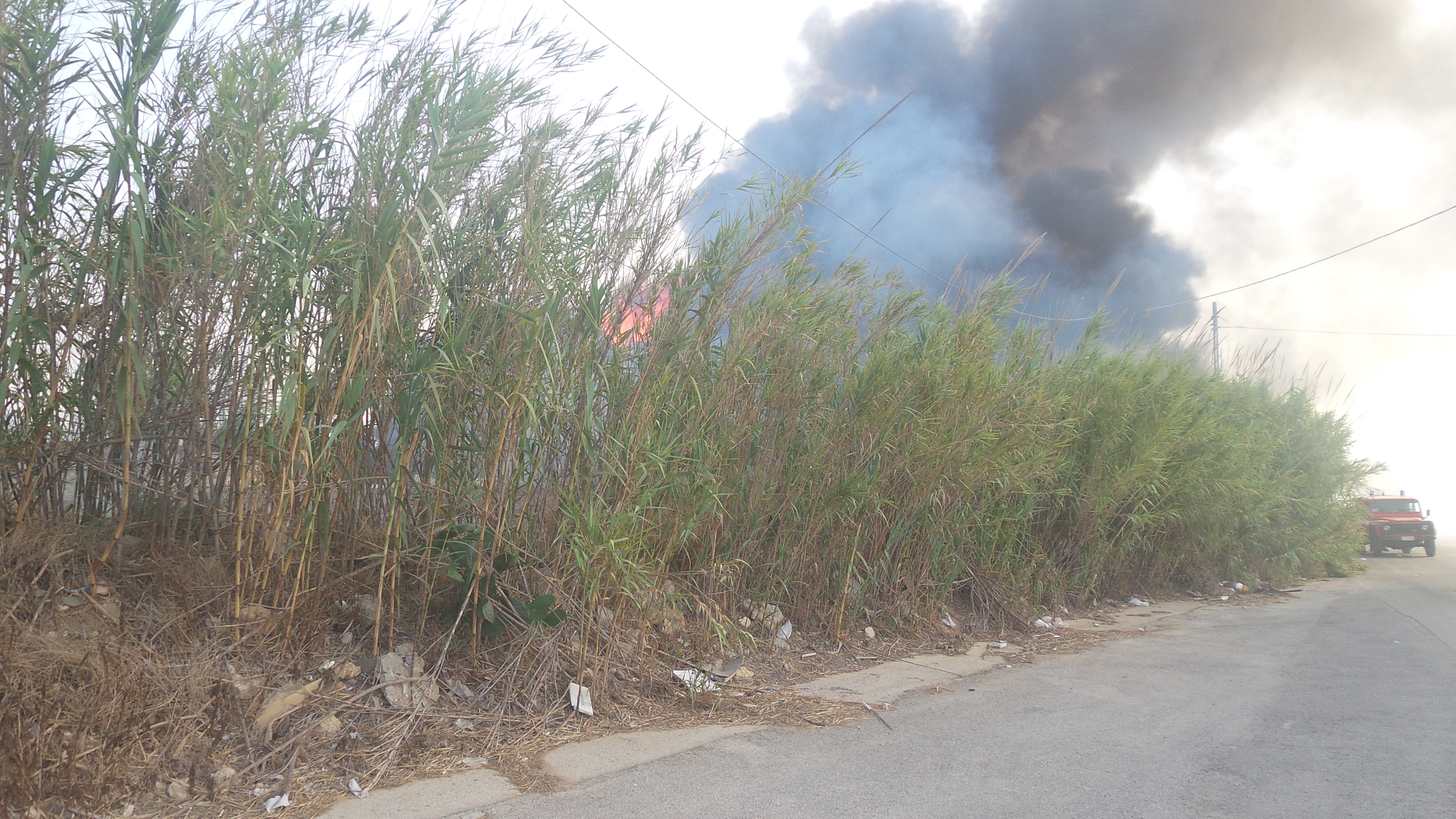 Incendio in un casolare lungo la Santa Croce-Punta Secca: nessun danno a persone e serre FOTO